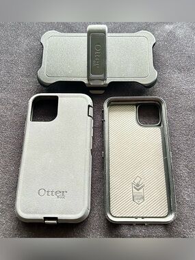 OtterBox Defender Case + Belt Clip Holster for iPhone 11 Pro Max / XS Max